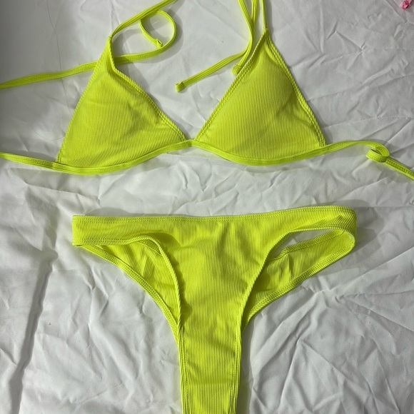 Bikini - Picture 1 of 2
